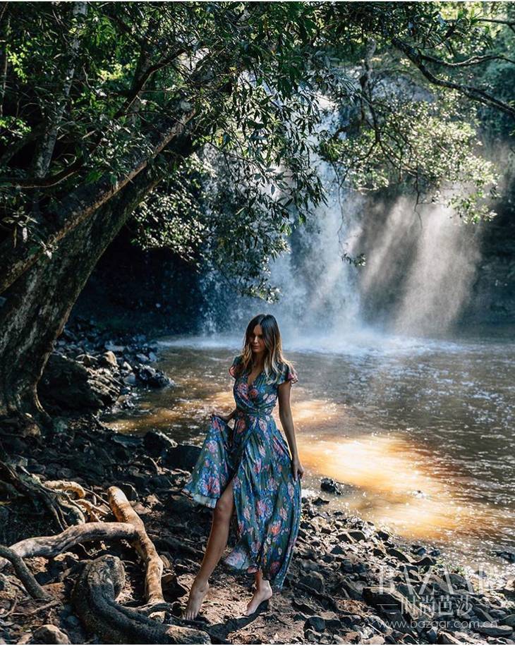 旅行照这么摆pose就很好看,出门旅游拍照姿势ins