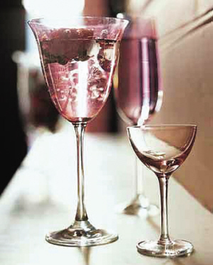 准备保存自酿葡萄酒时，发现还在冒泡，这时可以保存吗，如何处理