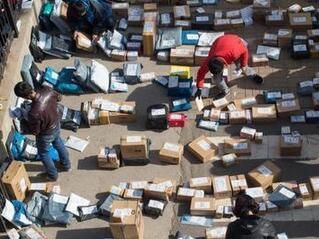 顺丰与通达系的差异,顺丰对比京东快递员