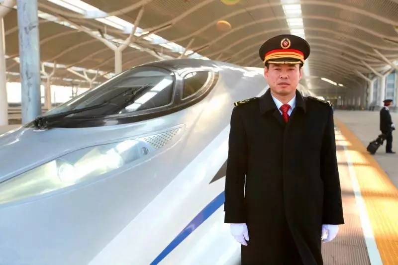 6本驾照见证“中国速度”—济南铁路局动车司机薛军和他的“火车人生”