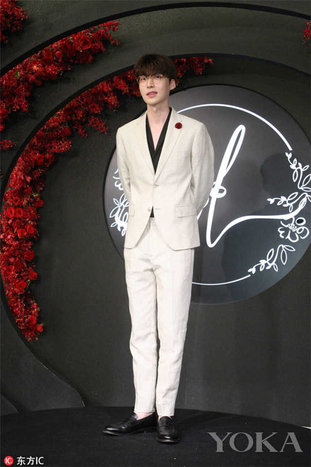 衣范追踪信你的黑裤子油光锃亮像是几年没洗了