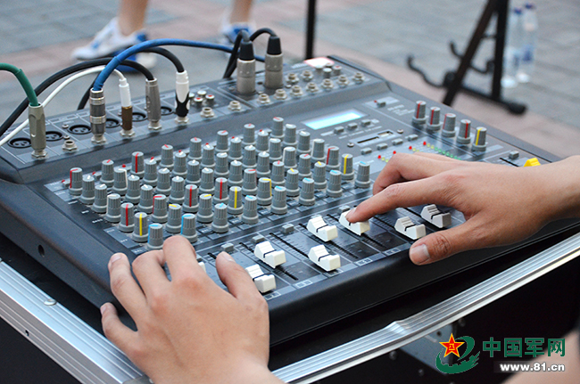 一大波帅哥来袭！远航乐队露天演唱会嗨翻军校