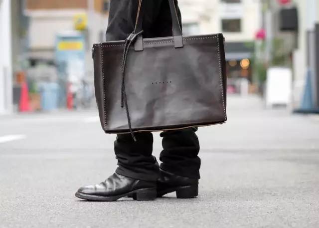 哪个大牌包包男士好看又实用,目前比较流行的男士包