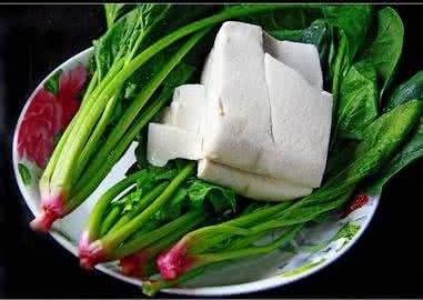 西红柿和虾能产生砒霜吗,虾和什么食物一起吃会产生砒霜