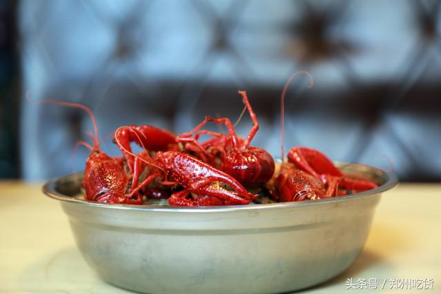 几个意思?去郑州南阳路吃海鲜,服务员你把菜倒桌上就跑?