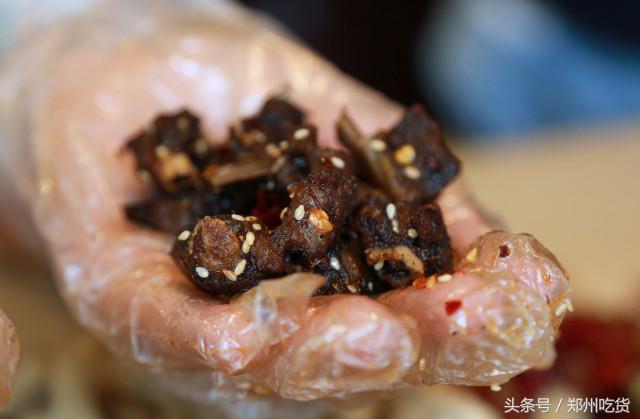 几个意思?去郑州南阳路吃海鲜,服务员你把菜倒桌上就跑?