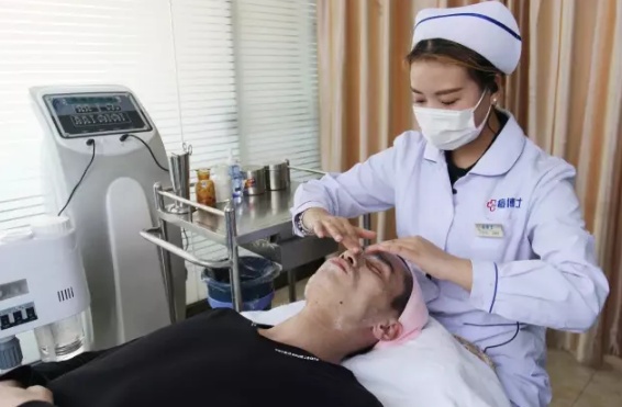 痘印区分,怎样判断自己是痘印还是痘坑