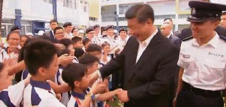 习*平近**走上舞台同全场高唱《歌唱祖国》昨晚的这台晚会刷屏了！