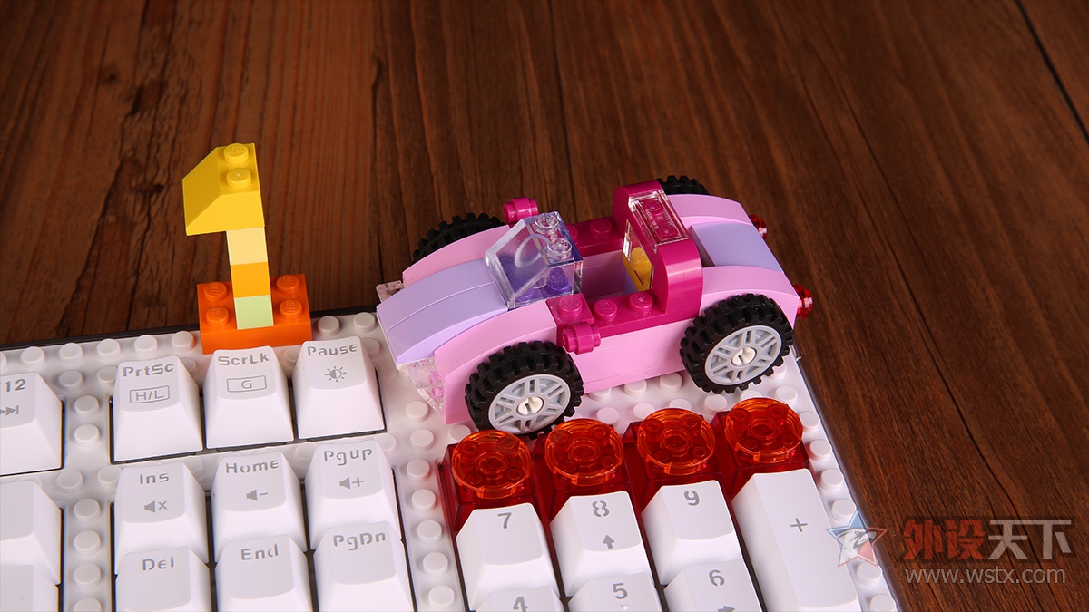 这款键盘有点厉害:可调键程、可在右上方组装乐高模型,最重要的是它有10种灯效