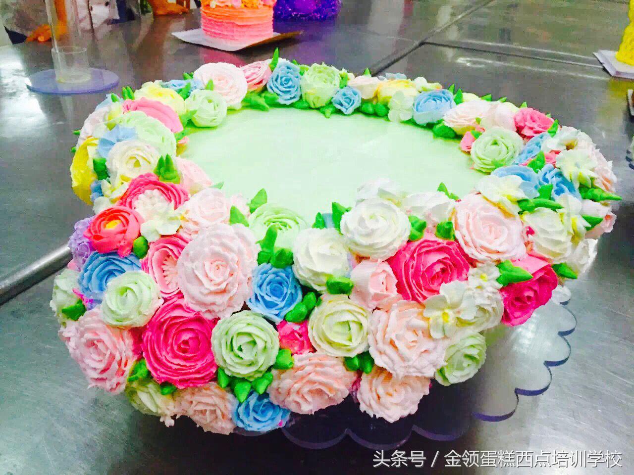 最实用蛋糕裱花嘴的方法,家庭版生日蛋糕裱花的正确方法