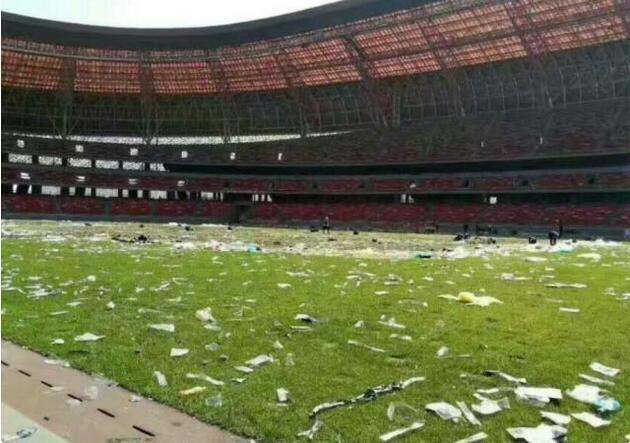 张学友年轻时舞台演出,张学友演唱会空荡荡的座位