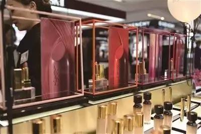 国外化妆品到国内价格会差多少,国外化妆品和国内的区别