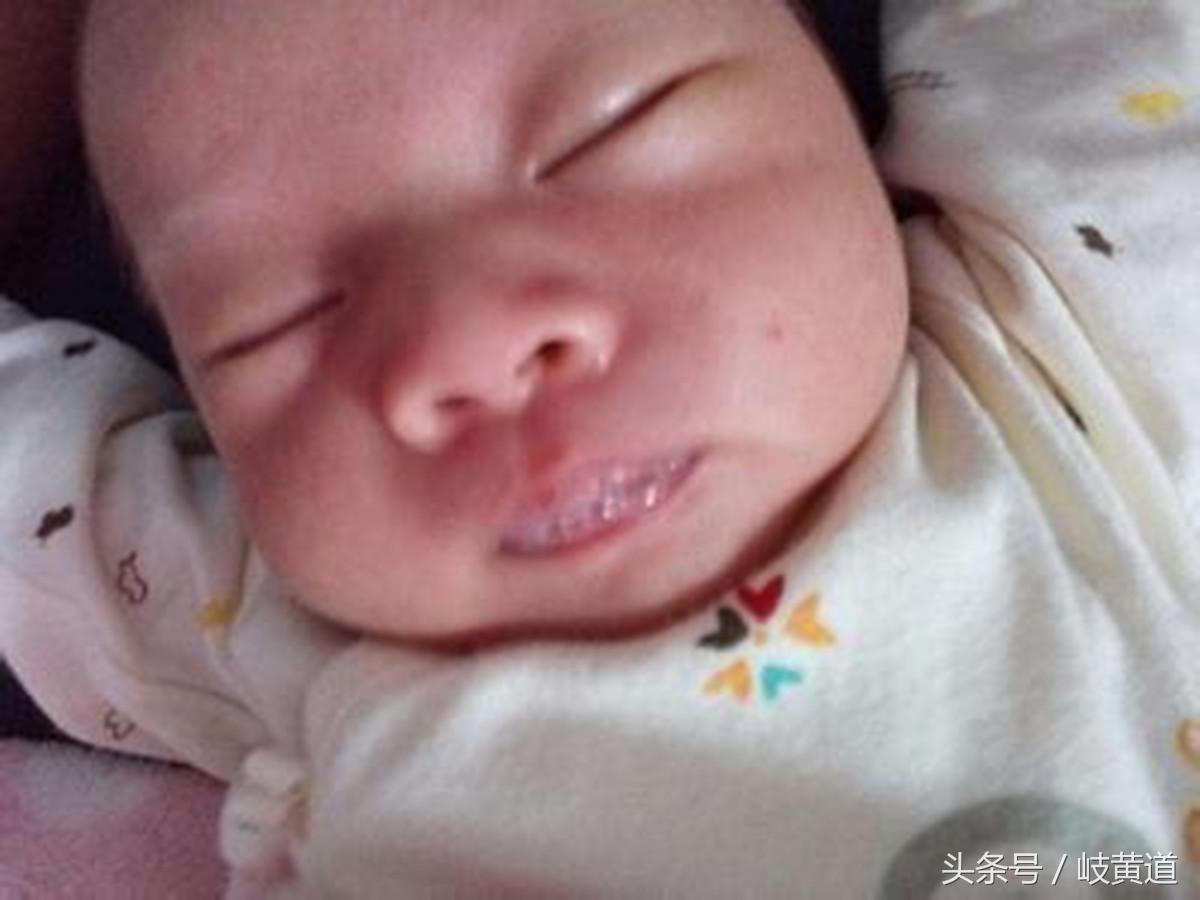 宝宝刚出生吐粘粘的液体,宝宝刚出生一天吐奶吐褐色分泌物