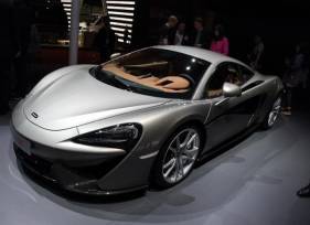 香港与大陆一路之隔,香港大陆两地车