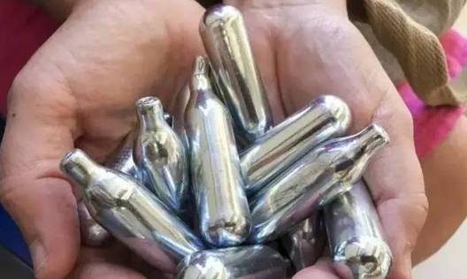 太恐怖!海外留学圈流行吸“笑气”,中国留学生吸食不久现下身瘫痪,大小便*禁失**……