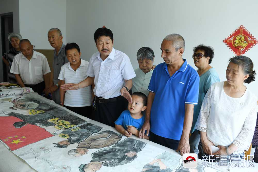 这位”有心人“手绘56米民族团结画卷居民生活跃然纸上