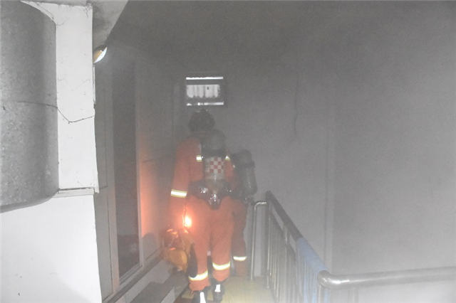 棋牌室火灾,发生火灾消防员第一时间赶到现场