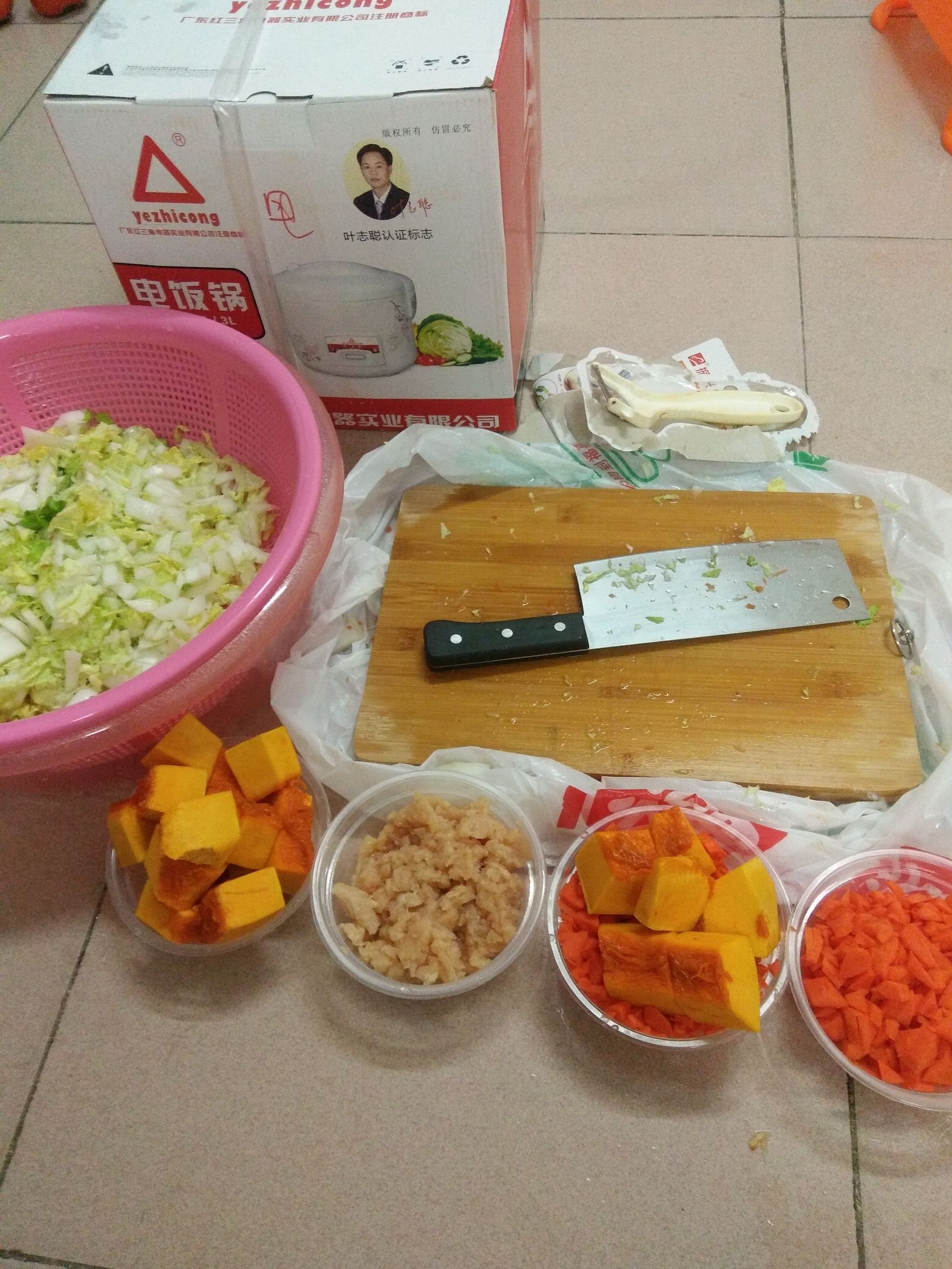 给博美犬怎样自制没有泪痕的狗粮,小博美幼犬自制狗粮