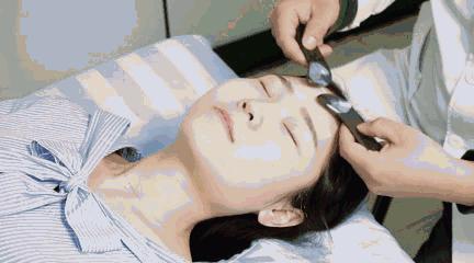 面部去皱,原来可以这样做!刮痧手法真人示范!值得收藏