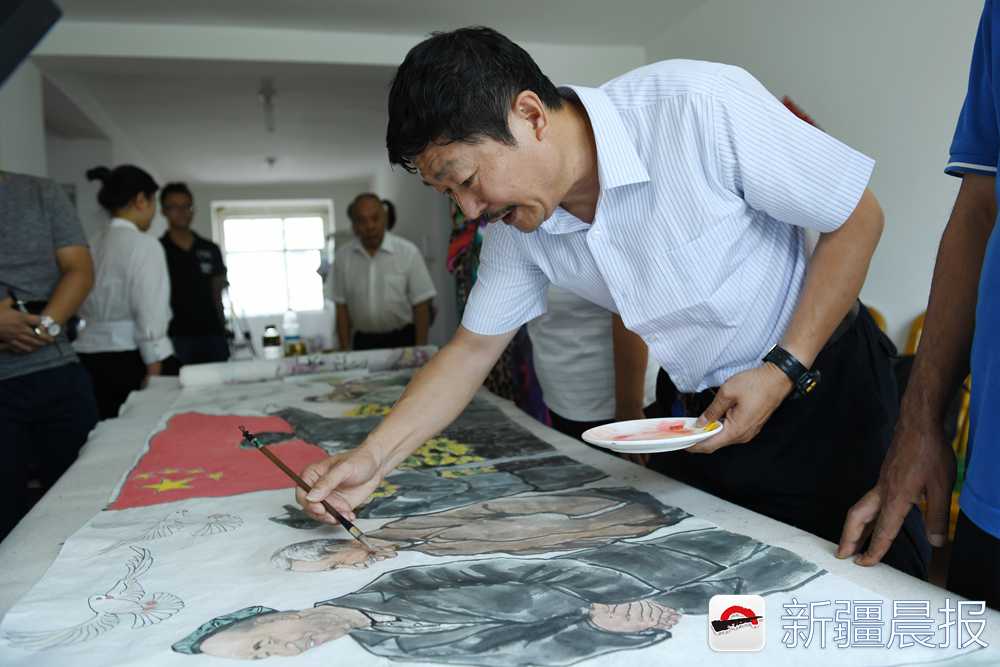 这位”有心人“手绘56米民族团结画卷居民生活跃然纸上