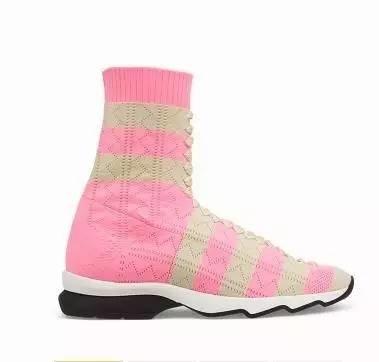 杨幂一口气买了十双的鞋,杨幂穿的薄荷绿运动鞋