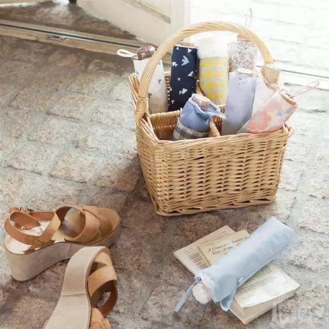 艾特扬州人，拜托！时尚的人都已经在雨天拗起造型了，你却还在躲雨