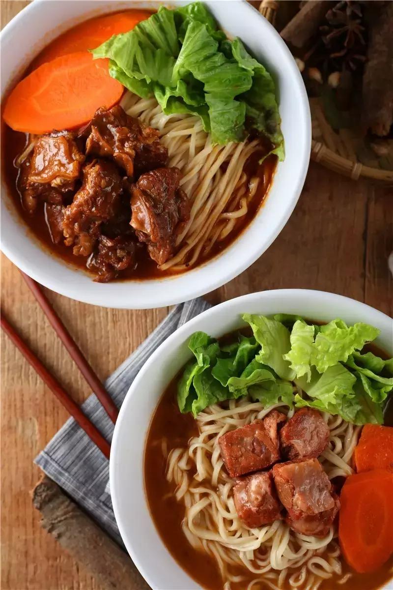 蒙眼用剪刀做面，服了！这么牛X的店居然系佛山的10年老字号！东家好吃才是硬道理！