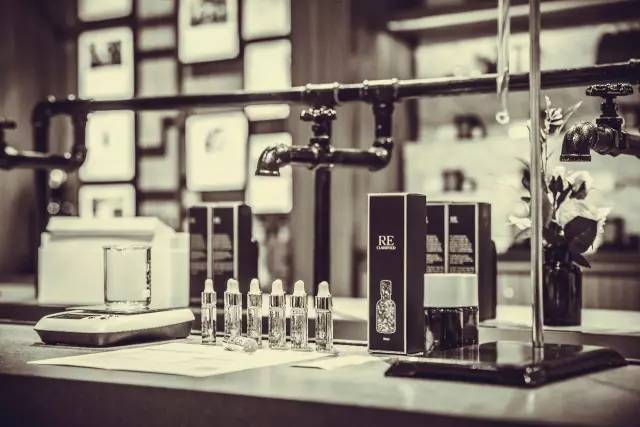 这个长得像胡歌的帅小伙，把张爱玲装进了一个香水瓶，还把有故事的香水做成了一辈子的事业