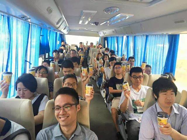 两月售出100万杯，新农哥携“泡我”杀回线下