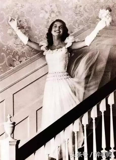 杰奎琳穿着带血的衣服,杰奎琳的眼泪音频