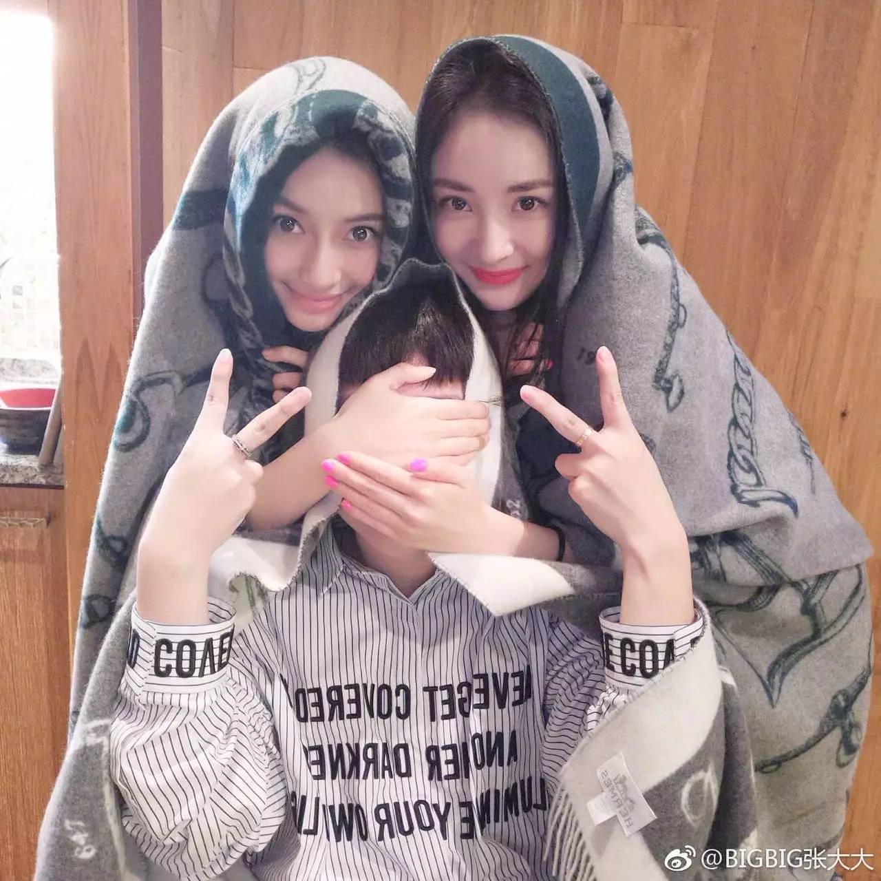 章子怡巴黎时装周白色休闲,章子怡米兰时装周白色裤裙