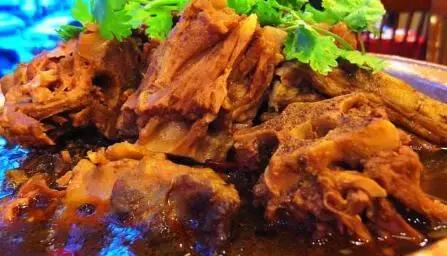 一个老外说一年之内吃遍成都,一个老外说要在一年内吃遍中国