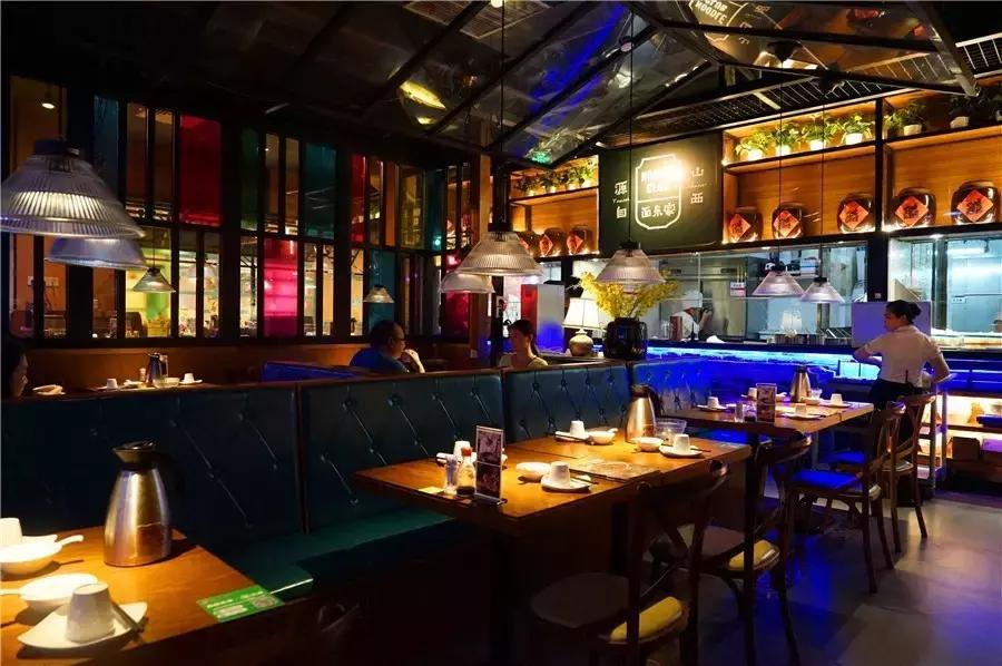 蒙眼用剪刀做面，服了！这么牛X的店居然系佛山的10年老字号！东家好吃才是硬道理！