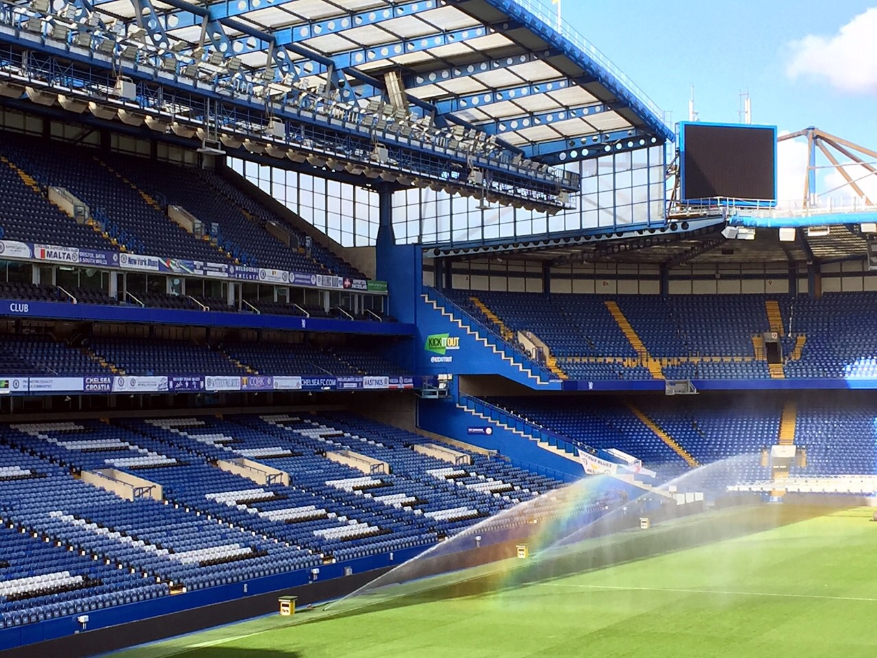 伊蒂哈德球场与斯坦福桥球场,安菲尔德球场和斯坦福桥球场