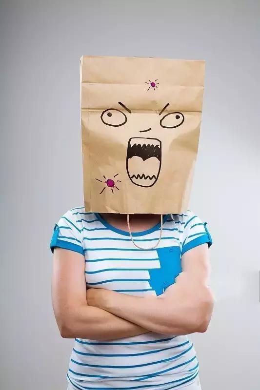 闭口粉刺反反复复长痘痘,挤闭口粉刺和白头痘痘