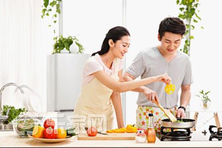 炒菜时被油烫伤怎么处理,炒菜被油烫伤起泡怎么处理