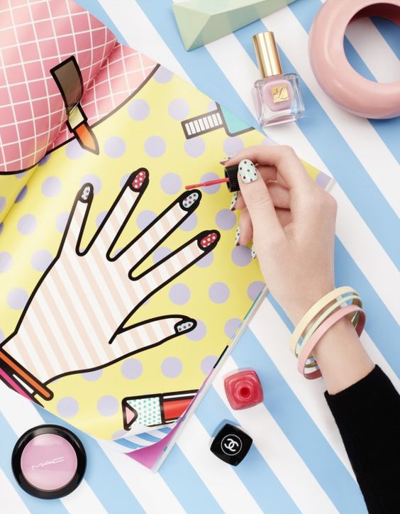 给指甲涂色吧,给指甲一抹色彩