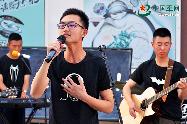 一大波帅哥来袭！远航乐队露天演唱会嗨翻军校