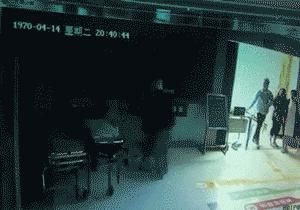 愤怒！安顺一医生被多名男子*力暴**围殴！头部遭踩踏、飞踹……监控记录全过程