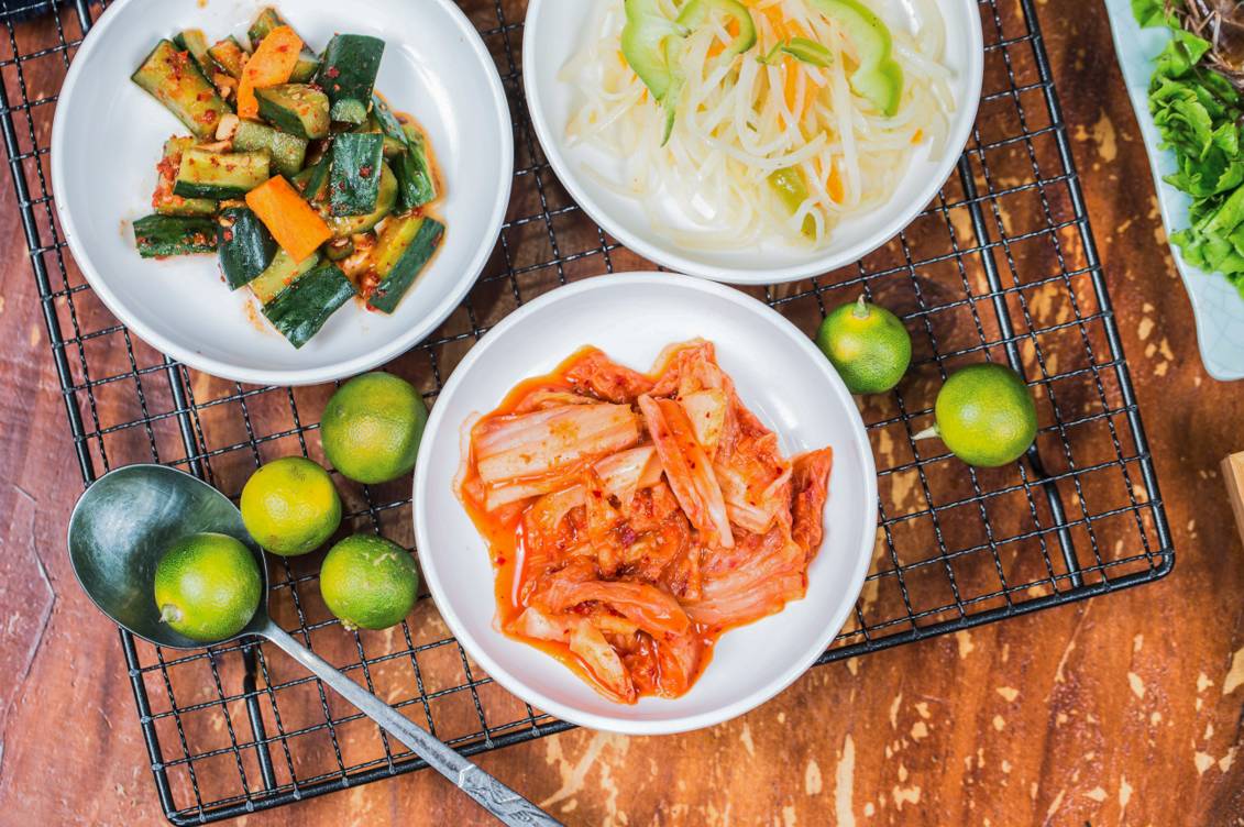 “五级辣”火山辣烤猪蹄、芝士烤肉锅、活鳗鱼三吃，想尝津城独一家才有的招牌菜，你得去津城美食街—西湖道！你能挑战顶级辣？还能打五折