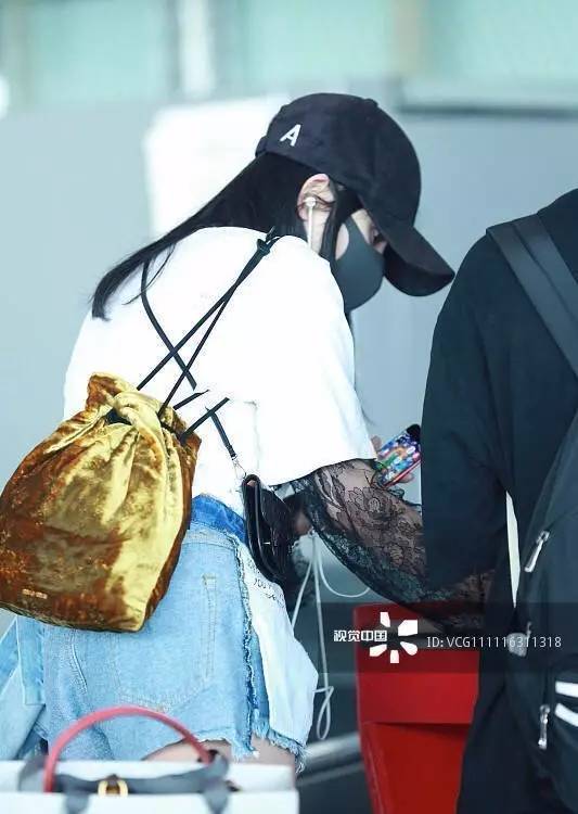 比渔网袜更猎奇的存在，杨幂谢娜领衔“袖套时尚”，前卫还是尴尬？