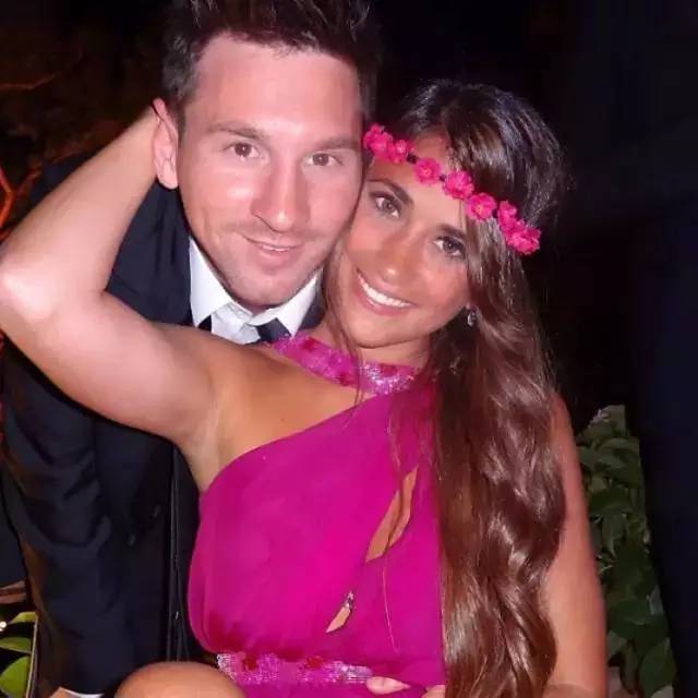 30岁球王娶了9岁一见钟情的女孩，时间易逝，唯爱不变