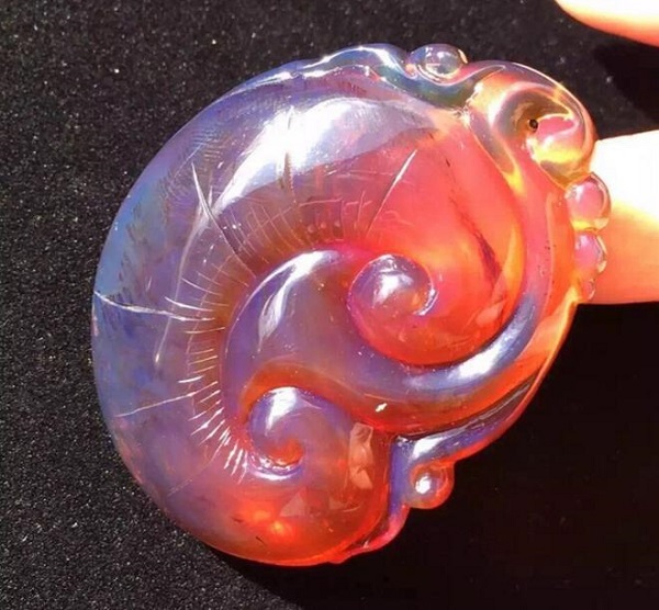 缅甸琥珀哪种最值得收藏,缅甸琥珀盘玩与变化