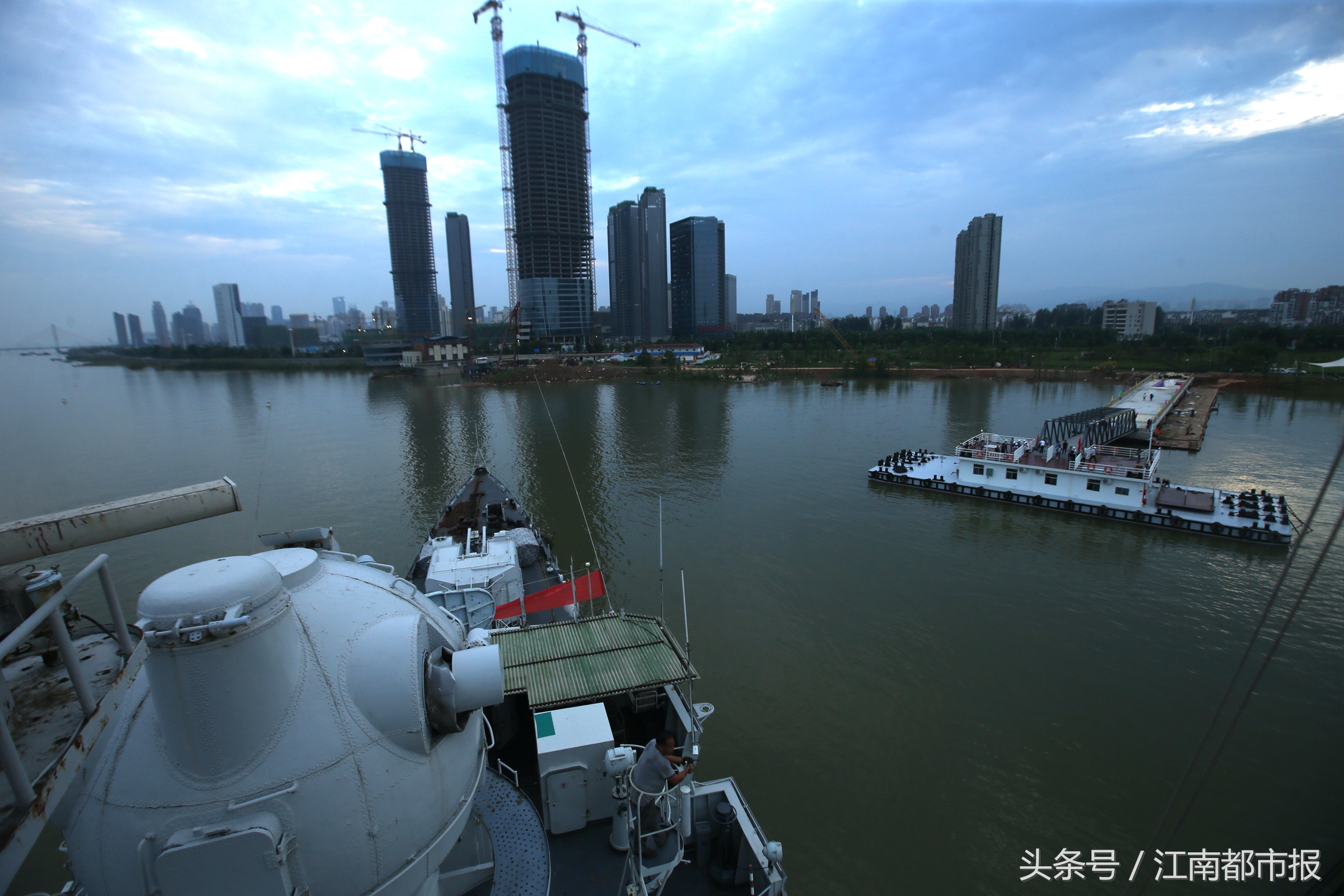 南昌舰下水视频,南昌舰回家