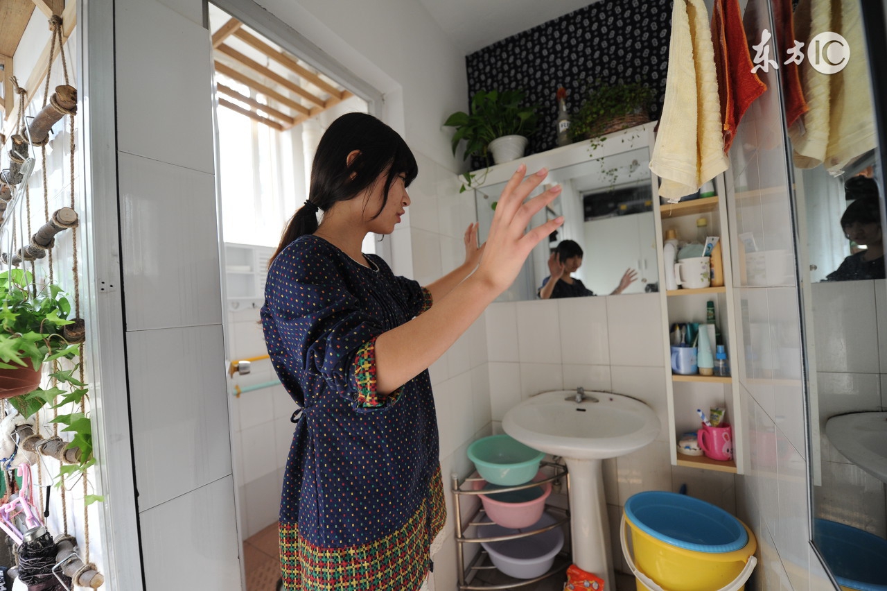 室友天天偷用别人的东西，用她东西就翻脸，怎么让她滚出去？