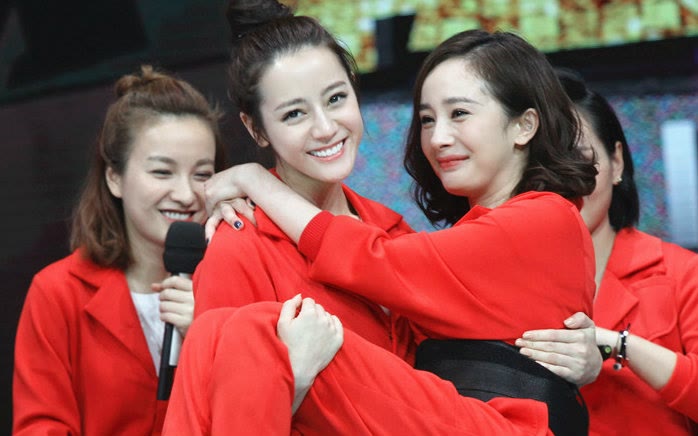 小仙女也能攻气十足，迪丽热巴这些配饰一秒切换造型！