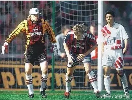 把前锋吓得不会射门,门线上的“绿巨人”卡恩