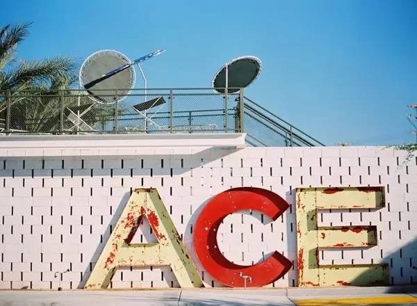 他是酒店界的乔布斯，一手创造出全世界最酷的酒店，还把跨界玩到极致