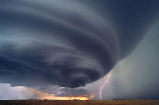 龙卷风应急措施,龙卷风来袭应急避险做法