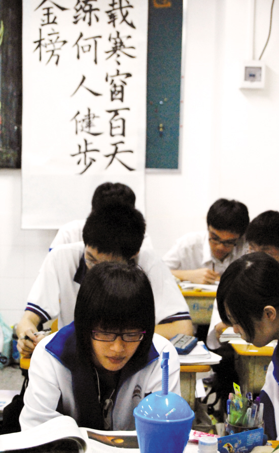 升学压力大家长怎么安抚自己,升学期有多少家长焦虑中